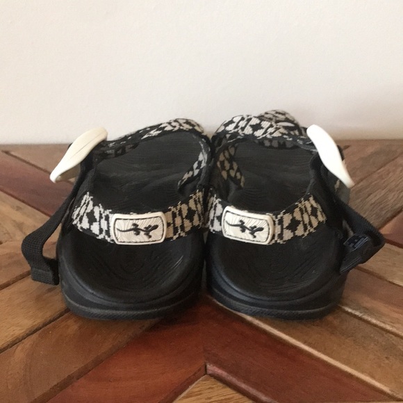 Chaco sandals in black and white - Picture 5 of 6